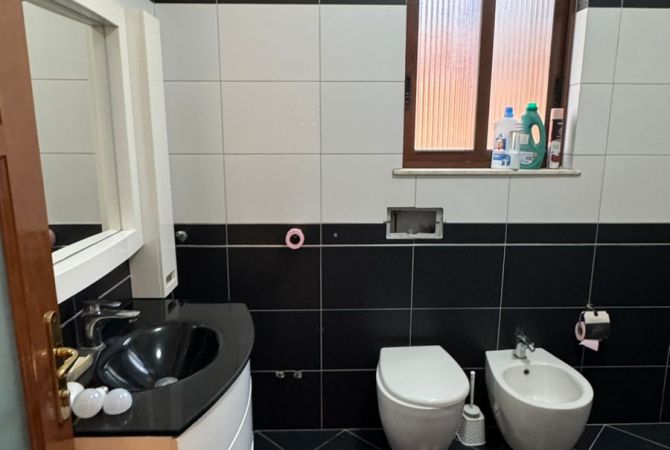 Shtepi me qera Shtepi Private ne Tirane, 2+1, Mobilimi E mobiluar, Pagesa 500  Euro.