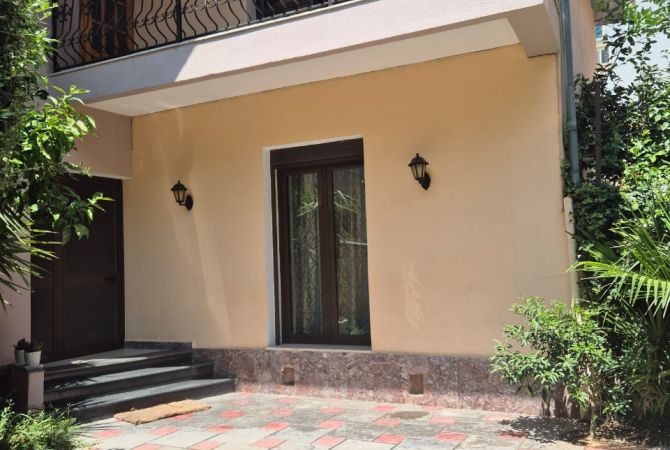 Shtepi me qera 5+1 ne Tirane - 1,300 Euro