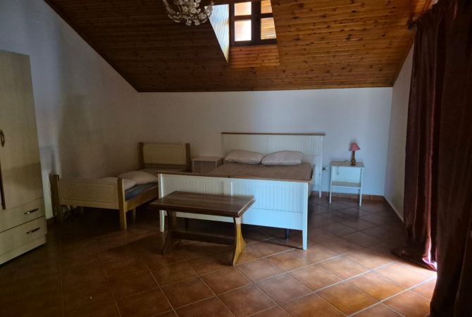 Shtepi me qera Shtepi Private ne Tirane, 5+1, Mobilimi E mobiluar, Pagesa 1,300  Euro.