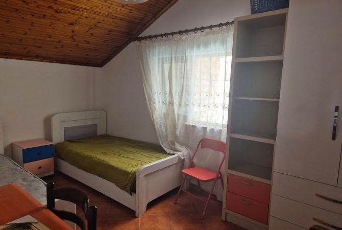 Shtepi me qera Shtepi Private ne Tirane, 5+1, Mobilimi E mobiluar, Pagesa 1,300  Euro.