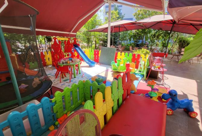 Lokal me Qira – 1350 m2 – Kinostudio – I Gatshem per Biznes