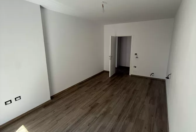 Shtepi ne shitje Apartament ne Tirane, 1+1, Mobilimi Bosh, pa mobiluar, Pagesa 140,000  Euro.