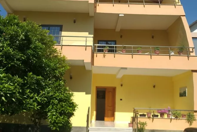 Shtepi me qera 7+1 ne Tirane - 2,000 Euro
