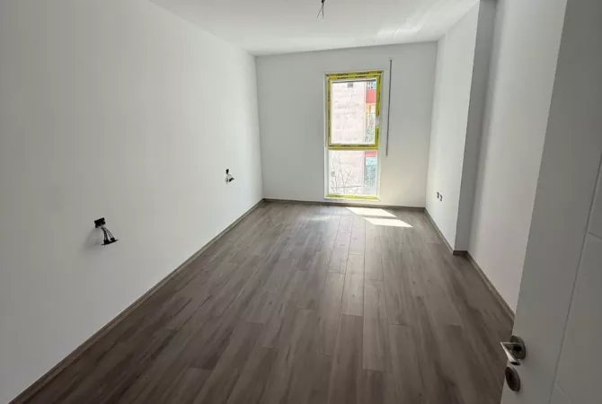 Shtepi ne shitje Apartament ne Tirane, 1+1, Mobilimi Bosh, pa mobiluar, Pagesa 137,000  Euro.