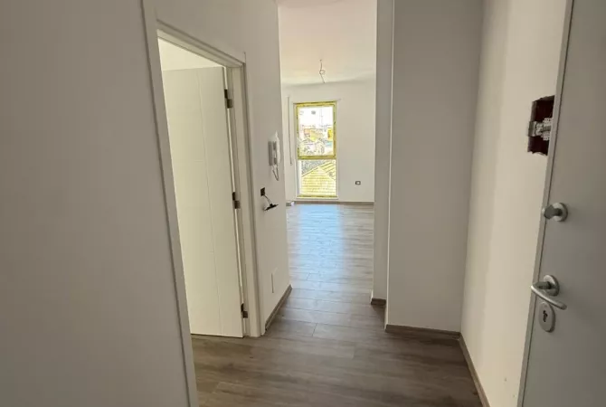 Shtepi ne shitje Apartament ne Tirane, 1+1, Mobilimi Bosh, pa mobiluar, Pagesa 137,000  Euro.
