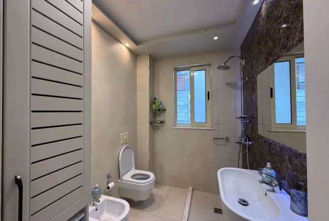 Shtepi me qera Apartament ne Tirane, 2+1, Mobilimi E mobiluar, Pagesa 700  Euro.