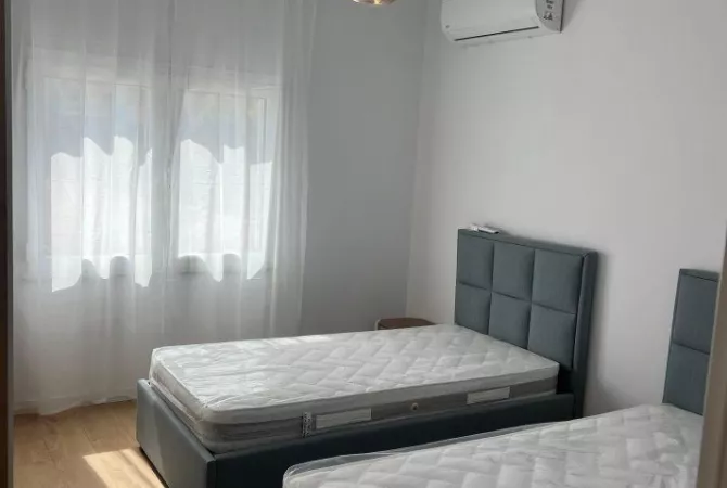 Shtepi me qera Apartament ne Tirane, 2+1, Mobilimi E mobiluar, Pagesa 80,000  Leke.