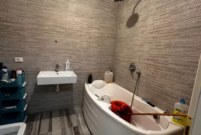 Shtepi ne shitje Apartament ne Tirane, 2+1, Mobilimi E mobiluar, Pagesa 140,000  Euro.