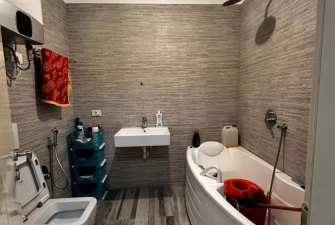 Shtepi ne shitje Apartament ne Tirane, 2+1, Mobilimi E mobiluar, Pagesa 140,000  Euro.