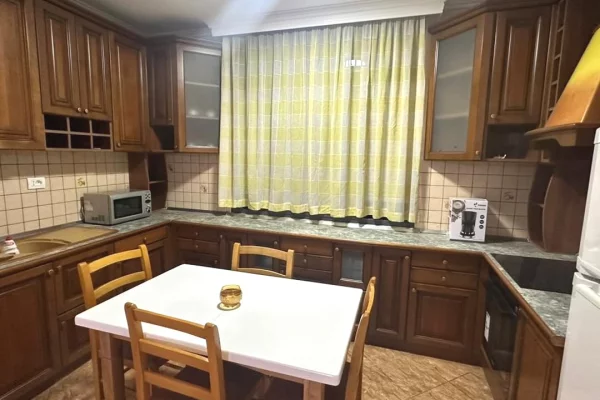 Shtepi me qera 2+1 ne Tirane - 650 Euro