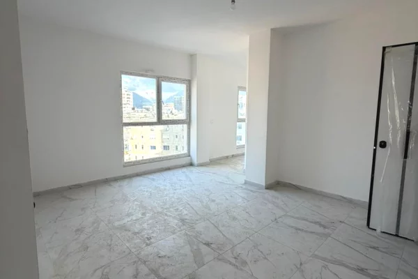 Shtepi ne shitje Apartament ne Tirane, 1+1, Mobilimi Bosh, pa mobiluar, Pagesa 100,000  Euro.