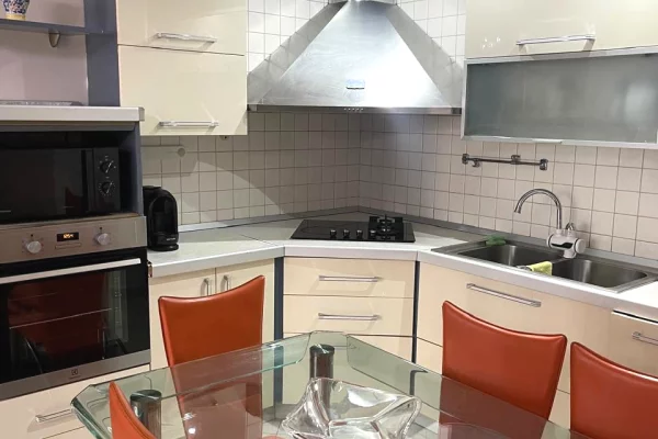 Shtepi me qera 2+1 ne Tirane - 1,000 Euro