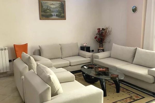 Shtepi me qera 2+1 ne Tirane - 1,000 Euro