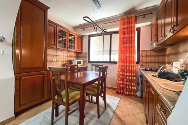 Shtepi me qera Apartament ne Tirane, 2+1, Mobilimi E mobiluar, Pagesa 700  Euro.