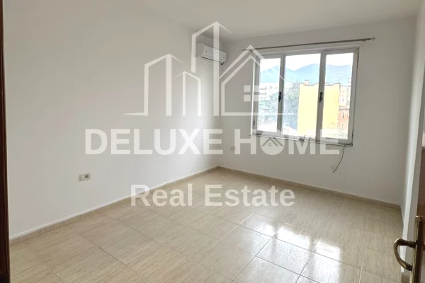 Ambiente Commerciale in Affitto 3+1 a Tirana - 700 Euro