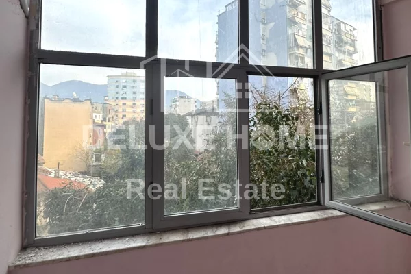 Ambiente Commerciale in Affitto 3+1 a Tirana - 700 Euro