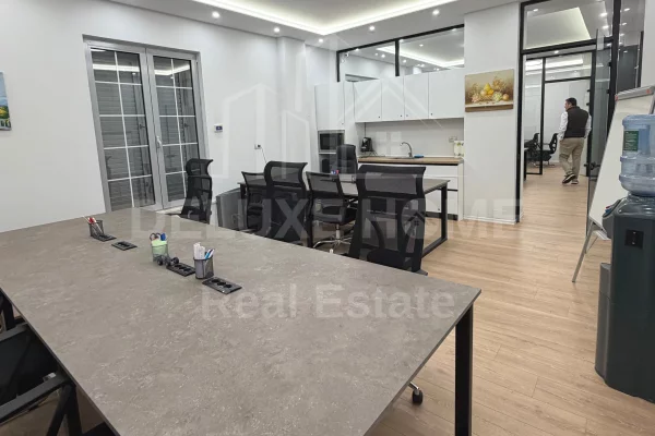 Ambient biznesi me qera 3+1 ne Tirane - 2,300 Euro