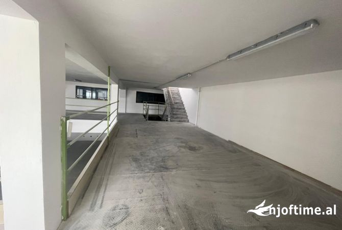 Ambient biznesi me qera 4+1 ne Tirane - 7,000 Euro