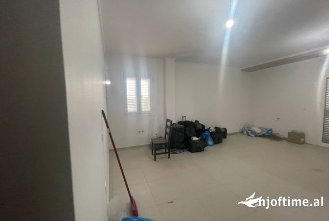 Ambient biznesi me qera 3+1 ne Tirane - 150 Euro