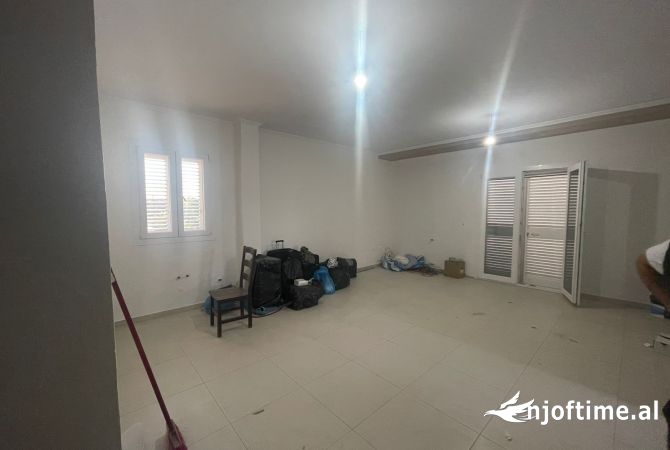 Ambient biznesi me qera 3+1 ne Tirane - 150 Euro