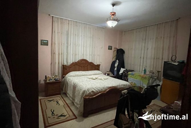 Shtepi ne shitje Apartament ne Tirane, 2+1, Mobilimi E mobiluar, Pagesa 150,000  Euro.