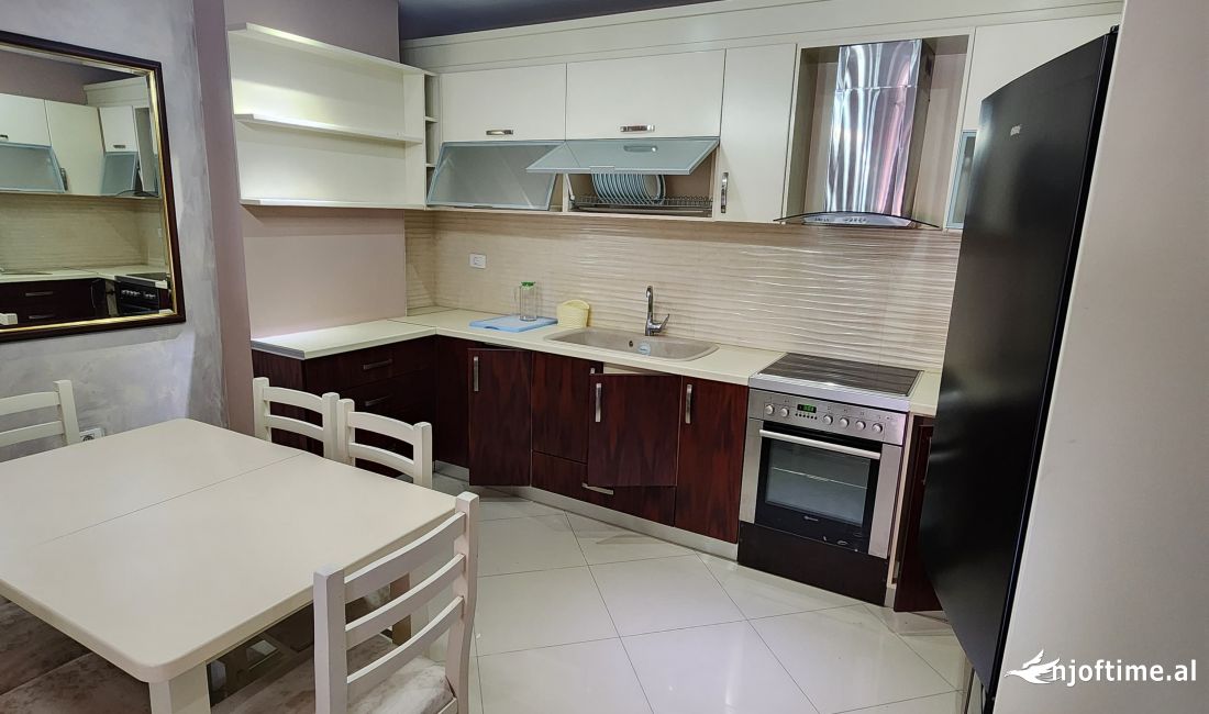 Shtepi me qera Apartament ne Tirane, 2+1, Mobilimi E mobiluar, Pagesa 500  Euro.