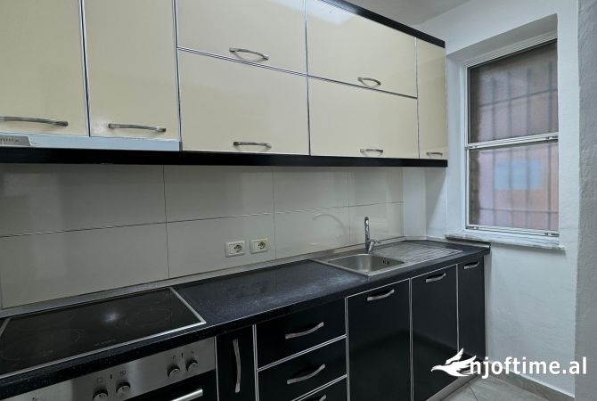Shtepi ne shitje Apartament ne Tirane, 1+1, Mobilimi Bosh, pa mobiluar, Pagesa 88,000  Euro.
