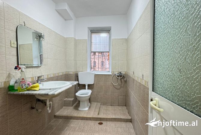 Shtepi ne shitje Apartament ne Tirane, 1+1, Mobilimi Bosh, pa mobiluar, Pagesa 88,000  Euro.