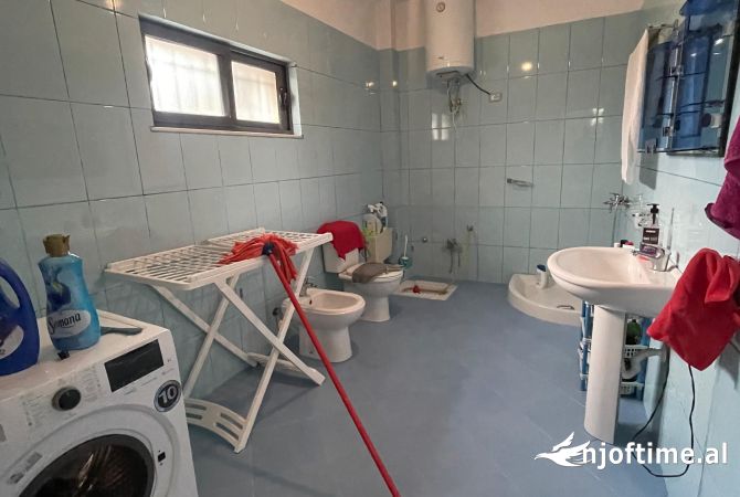 Shtepi me qera Shtepi Private ne Tirane, 3+1, Mobilimi E mobiluar, Pagesa 1,000  Euro.