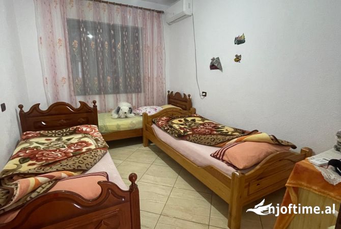 Shtepi me qera Shtepi Private ne Tirane, 3+1, Mobilimi E mobiluar, Pagesa 1,000  Euro.