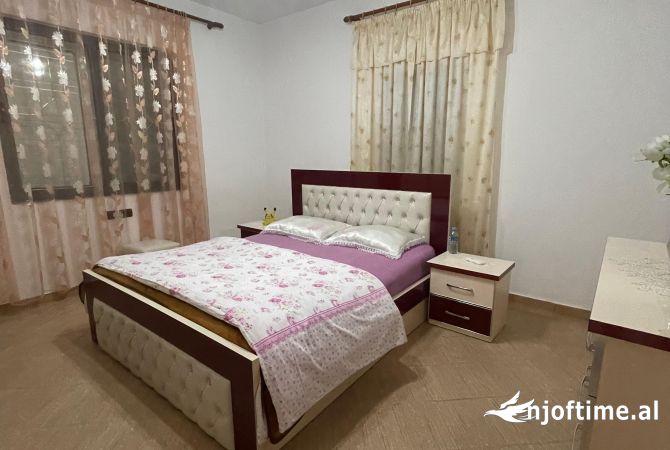 Shtepi me qera Shtepi Private ne Tirane, 3+1, Mobilimi E mobiluar, Pagesa 1,000  Euro.