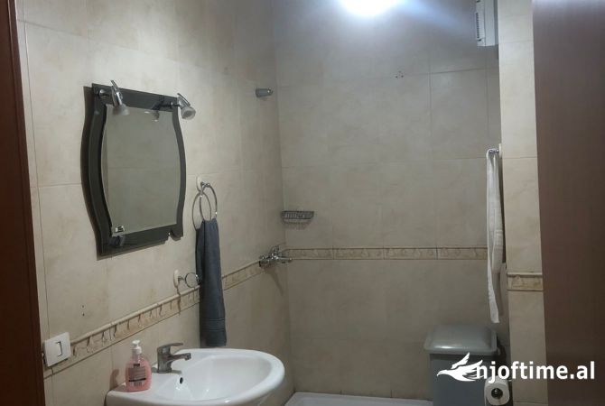 Shtepi me qera Apartament ne Tirane, 2+1, Mobilimi E mobiluar, Pagesa 700  Euro.