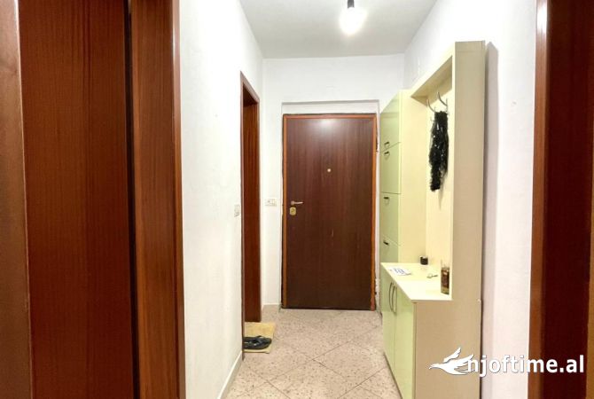 Shtepi me qera Apartament ne Tirane, 2+1, Mobilimi E mobiluar, Pagesa 400  Euro.