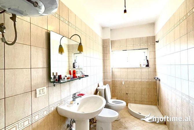 Shtepi me qera Apartament ne Tirane, 2+1, Mobilimi E mobiluar, Pagesa 400  Euro.