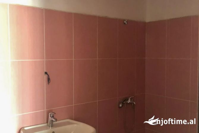 Shtepi ne shitje Apartament ne Tirane, 2+1, Mobilimi E mobiluar, Pagesa 78,000  Euro.