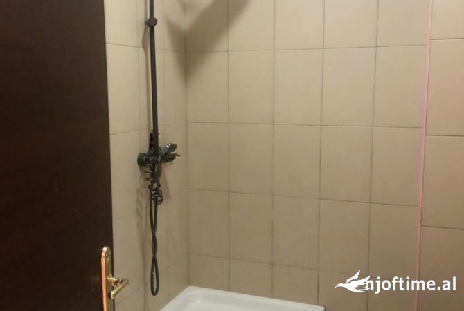 Shtepi ne shitje Apartament ne Tirane, 2+1, Mobilimi Bosh, pa mobiluar, Pagesa 125,000  Euro.