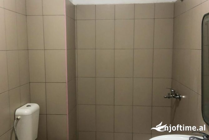 Shtepi ne shitje Apartament ne Tirane, 2+1, Mobilimi Bosh, pa mobiluar, Pagesa 125,000  Euro.