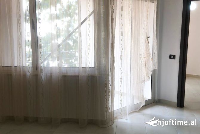 Shtepi ne shitje Apartament ne Tirane, 2+1, Mobilimi Bosh, pa mobiluar, Pagesa 125,000  Euro.
