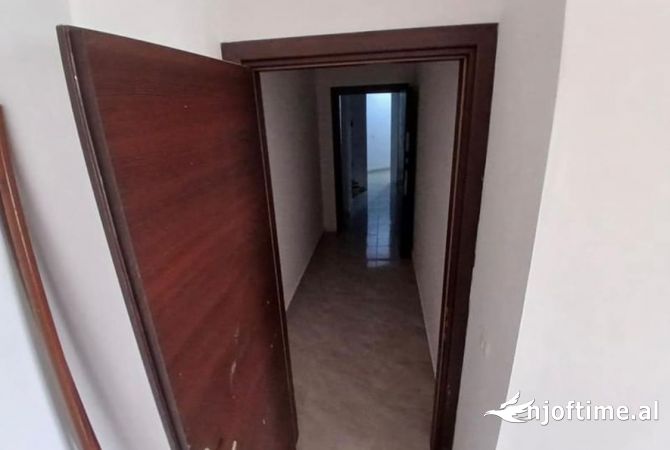 Shtepi ne shitje Apartament ne Tirane, Garsoniere, Mobilimi E mobiluar, Pagesa 50,000  Euro.