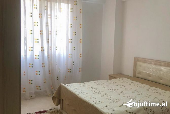Shtepi ne shitje Apartament ne Tirane, 2+1, Mobilimi E mobiluar, Pagesa 125,000  Euro.