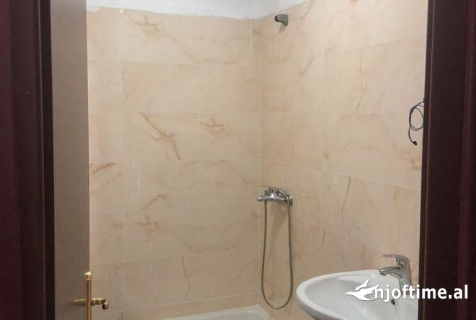 Shtepi ne shitje Apartament ne Tirane, 2+1, Mobilimi E mobiluar, Pagesa 125,000  Euro.