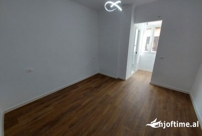 Shtepi ne shitje Apartament ne Tirane, 2+1, Mobilimi Bosh, pa mobiluar, Pagesa 185,000  Euro.