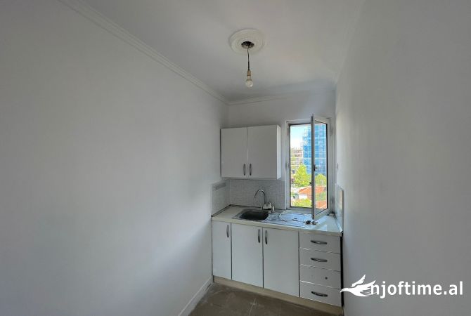 Shtepi ne shitje Apartament ne Tirane, 1+1, Mobilimi Pjeserisht e mobiluar, Pagesa 83,900  Euro.