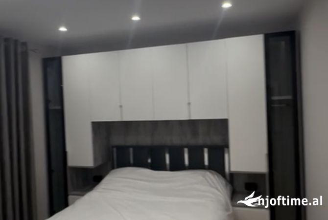 Shtepi ne shitje Apartament ne Tirane, 2+1, Mobilimi E mobiluar, Pagesa 180,000  Euro.