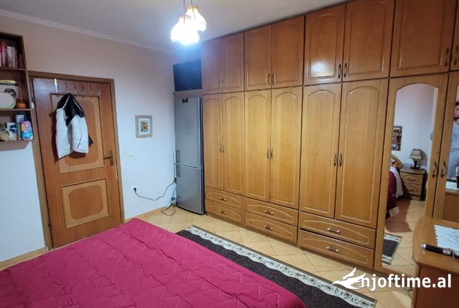 Shtepi ne shitje Apartament ne Tirane, 3+1, Mobilimi E mobiluar, Pagesa 165,001  Euro.