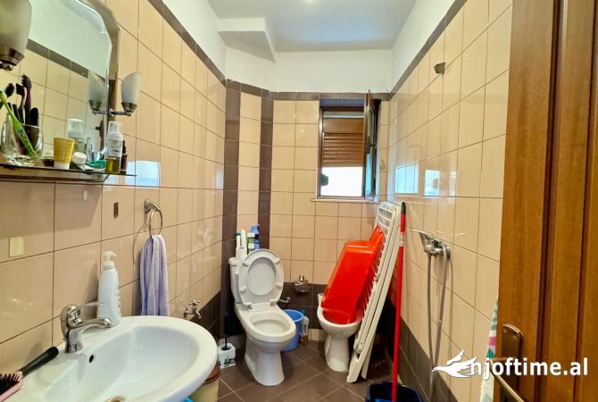 Shtepi ne shitje Apartament ne Tirane, 1+1, Mobilimi E mobiluar, Pagesa 87,000  Euro.