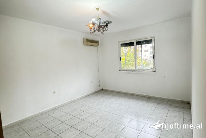 Shtepi ne shitje Apartament ne Tirane, 2+1, Mobilimi E mobiluar, Pagesa 100,000  Euro.