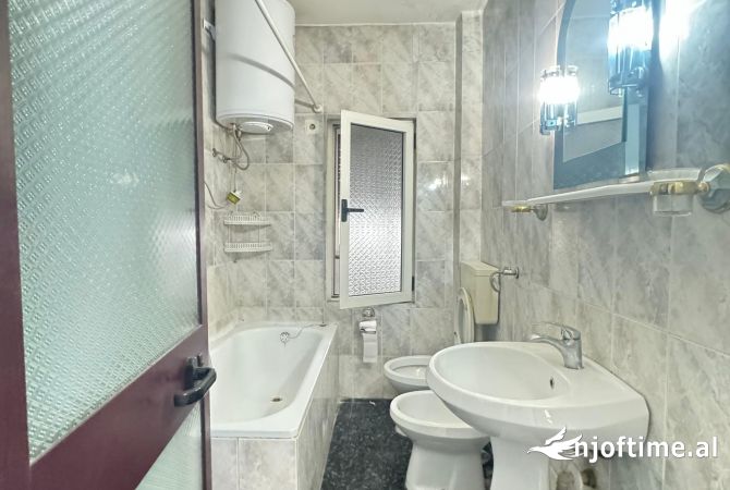 Shtepi ne shitje Apartament ne Tirane, 2+1, Mobilimi E mobiluar, Pagesa 100,000  Euro.