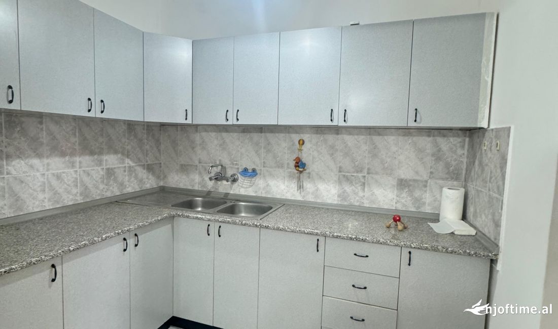 Shtepi ne shitje Apartament ne Tirane, 2+1, Mobilimi E mobiluar, Pagesa 100,000  Euro.