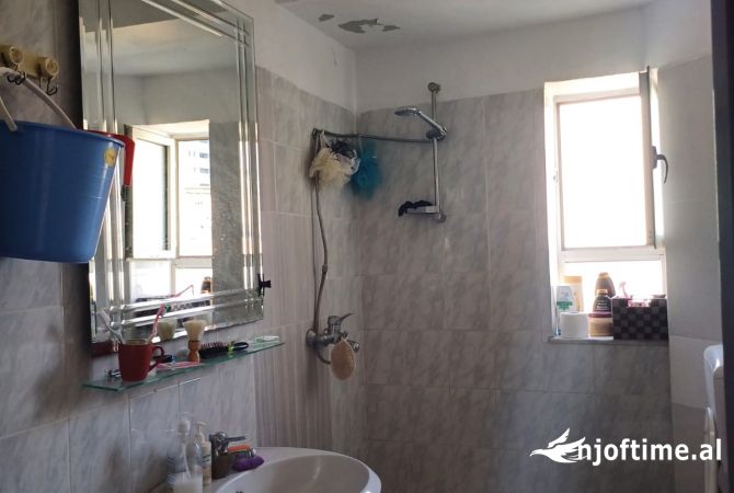 Shtepi ne shitje Apartament ne Tirane, 2+1, Mobilimi E mobiluar, Pagesa 135,000  Euro.
